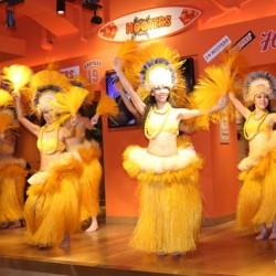 Enjoy the Hawaiian event at HOOTERS GINZA!