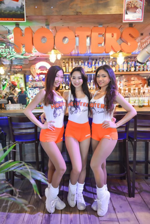 Come and meet HOOTERS GIRLS in Nishinomiya on weekends!