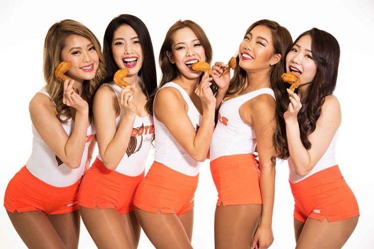 Enjoy “Chicken Wing Day” at HOOTERS on Jul 29!!