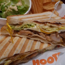 1月18日（月）より、HOOTERSの平日ランチメニューの週替わりランチにホットサンドが登場！